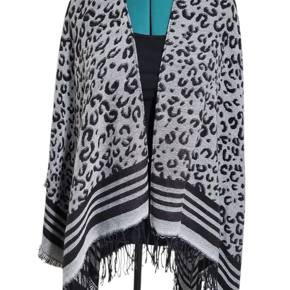 Southern Stitch Women's Leopard Knit Woven Poncho Cape O/S Black Gray Fringe - Picture 4 of 12